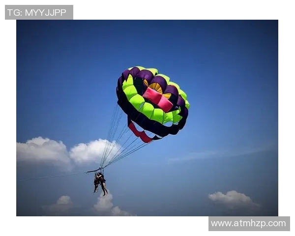 足球明星驾驶直升飞机翱翔蓝天展现非凡风采与激情之旅